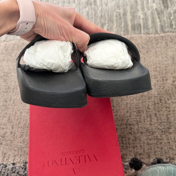 Valentino Garavani Black Slides - Picture 6 of 9